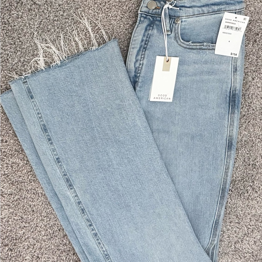 Good American NWT light wash Wash Raw Hem